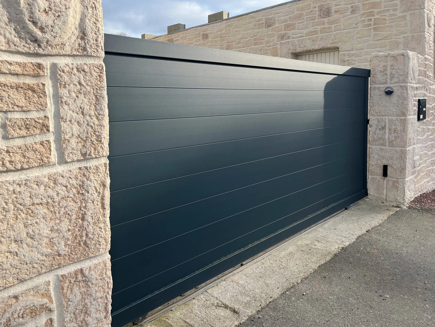 Moteur-portail-coulissant-pourquoi-choisir-un-moteur-NICE-pour-votre-portail AutoPortail